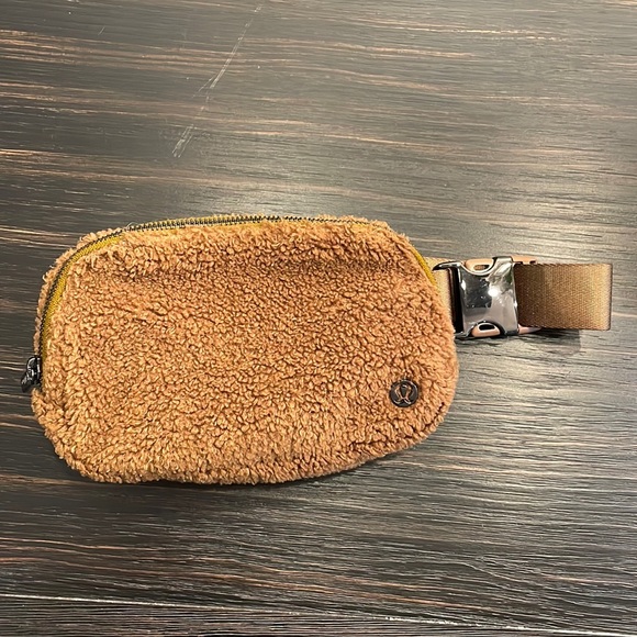 lululemon athletica Handbags - Lululemon rare GUNMETAL hardware Burnt Caramel Sherpa OG Everywhere Belt Bag